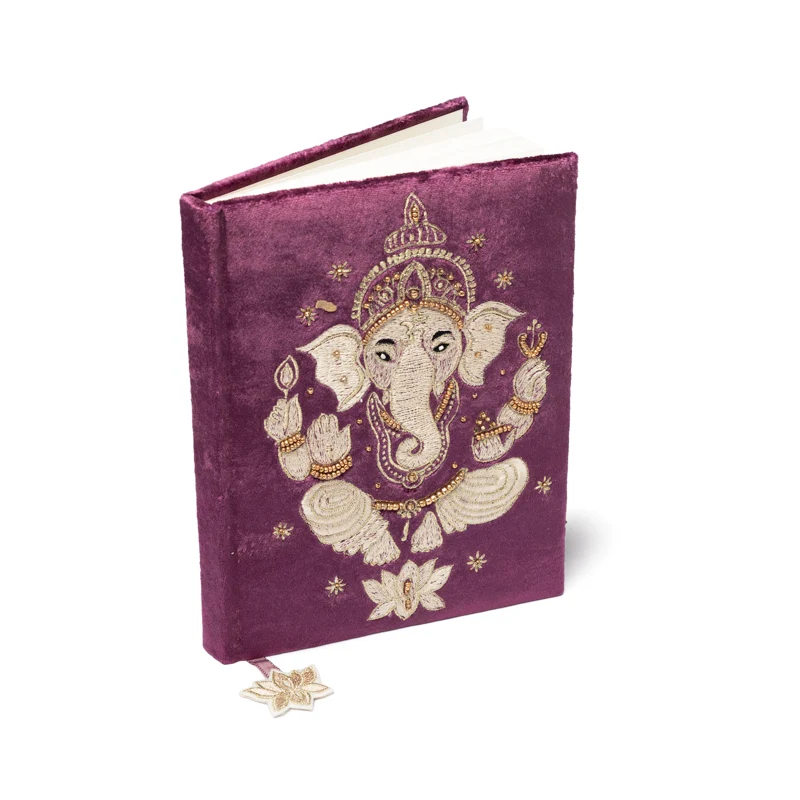 carnet, notes, cahier, rédaction livre en velours, carnet velours brodé, cahier brodée, carnet spirituel, ésotérique, écritures cristaux, rêves, idées, journal intime, compte rendu, objets rituels, broderie spirituelle, motifs symboliques, Ganesh, lotus, déesse, lune, œil des tarots, mandala, phases lunaires, œil de la Providence, ailes d’ange, collection Symboles & Velours, Aux 7 Chakras