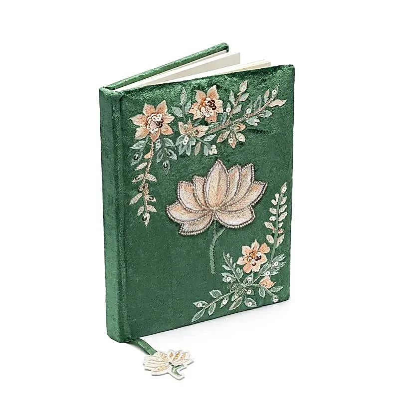 carnet, notes, cahier, rédaction livre en velours, carnet velours brodé, cahier brodée, carnet spirituel, ésotérique, écritures cristaux, rêves, idées, journal intime, compte rendu, objets rituels, broderie spirituelle, motifs symboliques, Ganesh, lotus, déesse, lune, œil des tarots, mandala, phases lunaires, œil de la Providence, ailes d’ange, collection Symboles & Velours, Aux 7 Chakras