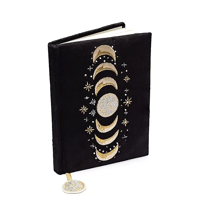 carnet, notes, cahier, rédaction livre en velours, carnet velours brodé, cahier brodée, carnet spirituel, ésotérique, écritures cristaux, rêves, idées, journal intime, compte rendu, objets rituels, broderie spirituelle, motifs symboliques, Ganesh, lotus, déesse, lune, œil des tarots, mandala, phases lunaires, œil de la Providence, ailes d’ange, collection Symboles & Velours, Aux 7 Chakras