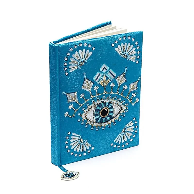 carnet, notes, cahier, rédaction livre en velours, carnet velours brodé, cahier brodée, carnet spirituel, ésotérique, écritures cristaux, rêves, idées, journal intime, compte rendu, objets rituels, broderie spirituelle, motifs symboliques, Ganesh, lotus, déesse, lune, œil des tarots, mandala, phases lunaires, œil de la Providence, ailes d’ange, collection Symboles & Velours, Aux 7 Chakras